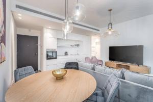 Modern and Design 1 BD apt close to the beach的厨房或小厨房