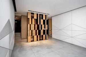 un pasillo con una habitación con paredes blancas y estanterías de madera en Modern and Design 1 BD apt close to the beach en Tel Aviv