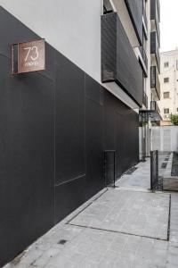 特拉维夫Modern and Design 1 BD apt close to the beach的侧面有标志的建筑物