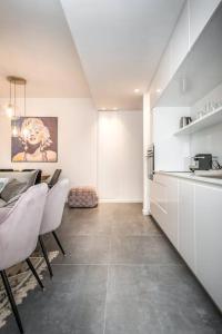 Modern and Design 1 BD apt close to the beach的厨房或小厨房