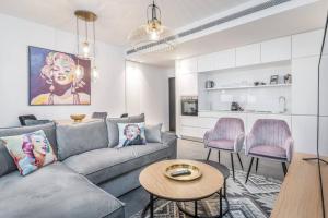 特拉维夫Modern and Design 1 BD apt close to the beach的带沙发和桌子的客厅