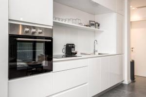 Modern and Design 1 BD apt close to the beach的厨房或小厨房