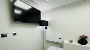 a bedroom with a flat screen tv on the wall at Domek Zielone Centrum in Stronie Śląskie