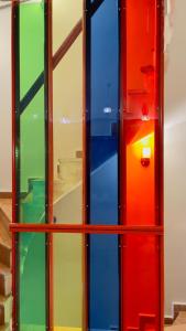 Lumina Boutique Hotel في إسطنبول: خزانة ملونة مع أبواب زجاجية في الغرفة