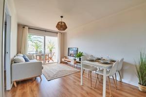 uma sala de estar com uma mesa branca e cadeiras em Costa Brava E-4 em Calella de Palafrugell