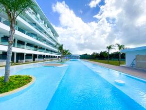 una gran piscina junto a un edificio en Xeliter Cana Rock Punta Cana en Punta Cana