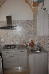 a small kitchen with a sink and a stove at Casa Vacanze Zia Concetta in Nardò