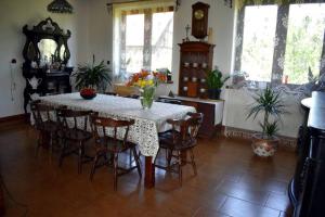 a dining room with a table and chairs in a kitchen at Agroturystyka u Oli in Smolany Dąb