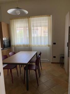 a dining room table and chairs in a kitchen at Casa Marì in Garda