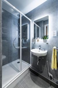 uma casa de banho com um chuveiro e um lavatório. em Yugo Explore - Kavanagh Court em Dublin