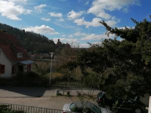 a view of a house with a hill in the background at Apartment Lieblingsort in Kreuzwertheim