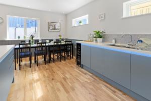 een keuken en eetkamer met een tafel en stoelen bij Admirals Place - Contemporary Townhouse With Spacious and Flexible Accommodation in Torquay