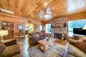 Et tv og/eller underholdning på Black Bear Cabin