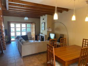 uma sala de estar com um sofá e uma mesa em Casa da quinta das hortas - serra dos mangues em São Martinho do Porto