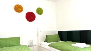 een slaapkamer met groene en rode decoraties aan de muur bij Frau Holle in Wolfhagen