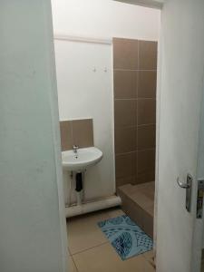 W łazience znajduje się umywalka, toaleta i umywalka. w obiekcie Linze lodge w mieście Durban