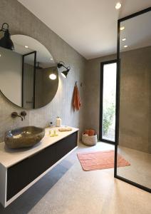 a bathroom with a large sink and a mirror at Les Loges en Provence - Villa Contemporelle in Pujaut