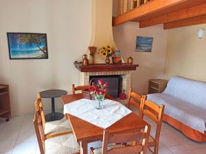 阿索斯的住宿－Paradise View，客厅配有桌子和壁炉