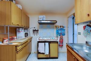 Kitchen o kitchenette sa Domus Serci iun R9199