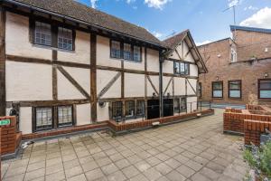 an old building with a courtyard in front of it at Characteristic 4 Bed Apartment in the Heart of Windsor in Windsor