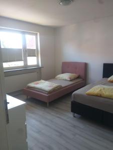 um quarto com duas camas e uma janela em Pension Rückert em Kassel