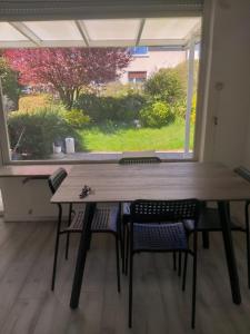 een tafel en stoelen in een kamer met een raam bij Pension Rückert in Kassel