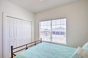 Postel nebo postele na pokoji v ubytování Pensacola Beach Home 1 Block to Beach Access