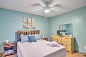 um quarto com uma cama e uma ventoinha de tecto em Honeoye Lake House with Community Amenities! em Honeoye