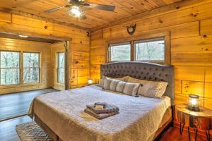 Cama o camas de una habitación en Blue Ridge Cabin with Hot Tub, Fire Pit, and Game Room