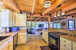 Kjøkken eller kjøkkenkrok på Secluded Home in Natl Forest with Fire Pit!