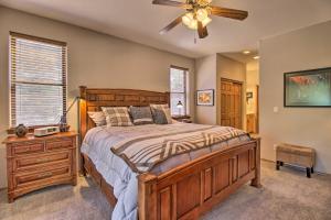 Schlafzimmer mit einem Bett und einem Deckenventilator in der Unterkunft Cozy Torreon Cabin Close to Golfing and Hiking! in Show Low