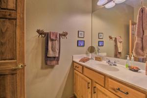 Koupelna v ubytování Near Golf and Hikes Torreon Cabin with Furnished Deck