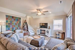 TV a/nebo společenská místnost v ubytování Private Boat Dock Bright Lake Ozark Home!