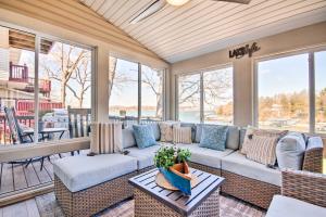 Posezení v ubytování Private Boat Dock Bright Lake Ozark Home!