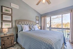 Postel nebo postele na pokoji v ubytování Private Boat Dock Bright Lake Ozark Home!