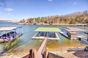 Foto da galeria de Bright Lake Ozark Home with Private Boat Dock! em Lake Ozark