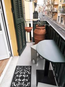 uma varanda com uma mesa e uma mesa de centro em Retro' BeB em La Spezia