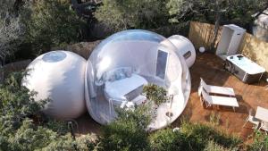 uma imagem de uma casa cúpula num jardim em Bubble Room Tuscany em Marina di Bibbona