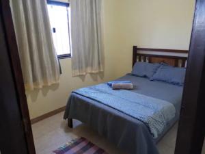 Ένα ή περισσότερα κρεβάτια σε δωμάτιο στο CASA COM SPA DE HIDRO, AQUECEDOR E CROMOTERAPIA A 1,0 kM DO CENTRO