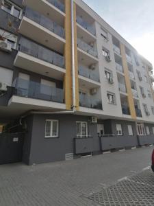 un condominio con balconi sul lato di Spring deluxe a Novi Sad