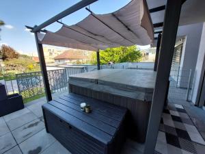Balkón nebo terasa v ubytování Dream Getaway Apartment with Jacuzzi and Pool