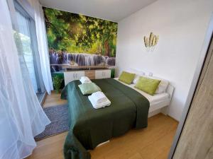 Postel nebo postele na pokoji v ubytování Dream Getaway Apartment with Jacuzzi and Pool