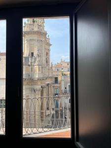 una ventana con vistas a un edificio en B&B Doralice, en Catania
