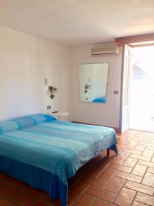 聖塔·馬里亞·迪·卡斯特的住宿－CastellabateCoast，一间卧室配有一张带蓝色床罩的床