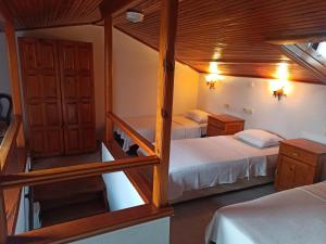 Kleines Zimmer mit 2 Betten und Balkon in der Unterkunft Tas Motel in Side