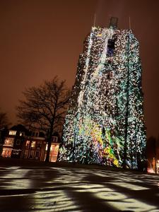 uma grande árvore de Natal em frente a um edifício em Hus em Leeuwarden