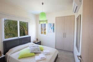 Ένα ή περισσότερα κρεβάτια σε δωμάτιο στο George's Lux Villa