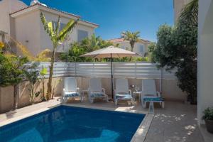 Πισίνα στο ή κοντά στο George's Lux Villa