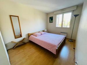 a small bedroom with a bed and a window at Bel appart tout confort in Annecy
