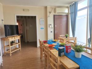 a dining room with a blue table and chairs at Bnbook Appartamento Sempione 4 Camere 4 Bagni in Rho